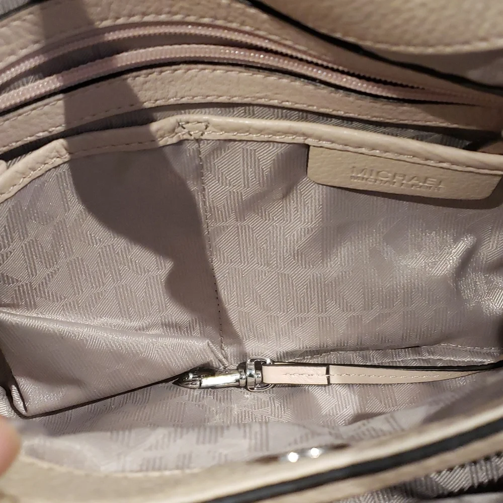 ❣️💫MARK DOWN 💫❣️Michael Kors cream Bag - Picture 6 of 13